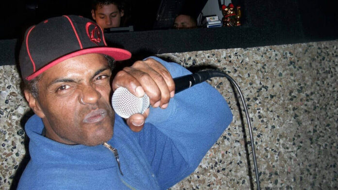 Tito el cantante. Lo encontraron muerto en su casa. En un pozo lleno de escombros tapado con una heladera.