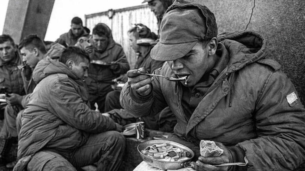 Todo un almuerzo para nuestros soldados, un guiso de fideos, sin carne, y un pan húmedo