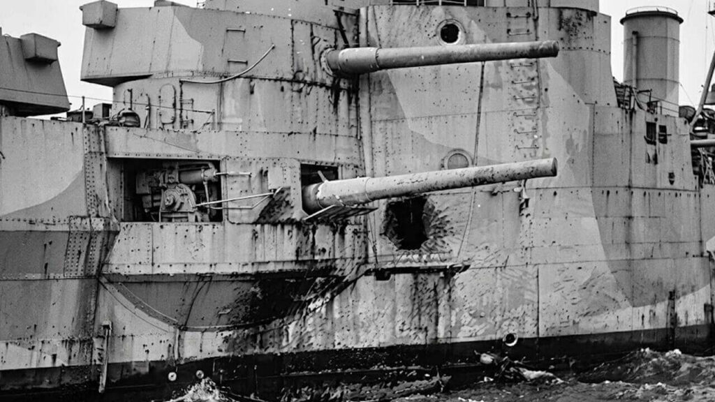 El agujero causado por el proyectil del Nürnberg visto desde el interior del baño de los operarios de la sala de máquinas en el H.M.S. Kent.