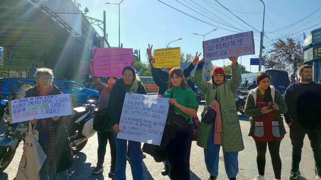 Un grupo de vecinos de Avellaneda adjudicatarias del Plan Procrear Sagol, no pueden creer lo que están viviendo