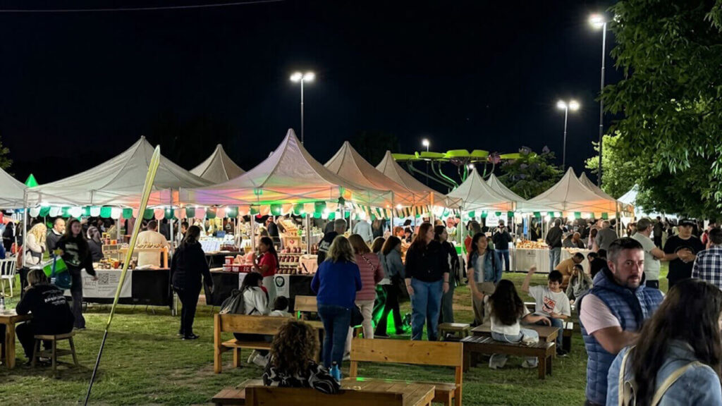 Villa Sarmiento Festeja al aire libre, en familia, en Plaza Alsina, sus 115 años