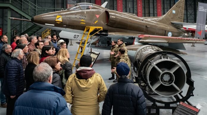 Visita guiada en el Museo Nacional de Aeronáutica frente a un avión A-4 Skyhawk de la Fuerza Aérea Argentina, protagonista