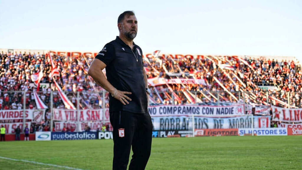 Walter Otta y detrás toda la hinchada que lo respalda ante el próximo desafío de Morón