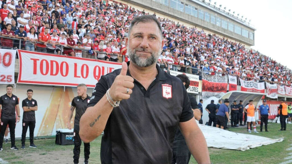 Walter Otta feliz, no es para menos, recuperó la punta ante Colón y se quedó con tres puntos en casa