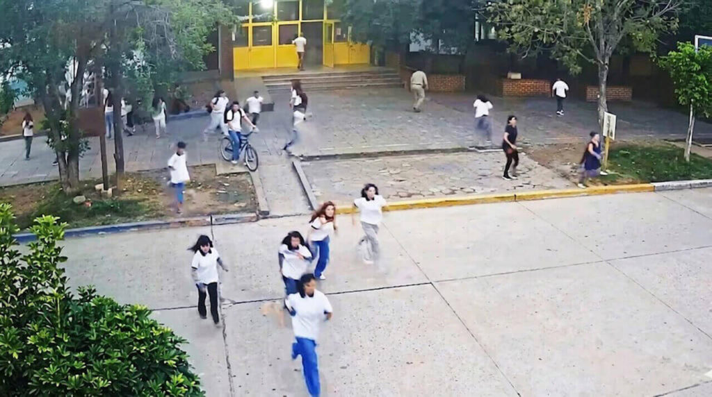 Los estudiantes, todos adolescentes, salen aterrizados del establecimiento educativo