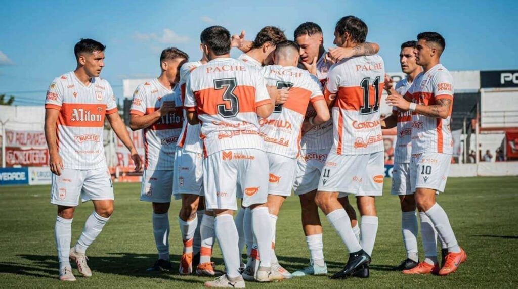 Deportivo Morón dio un golpe y festejó a rabiar en su cancha