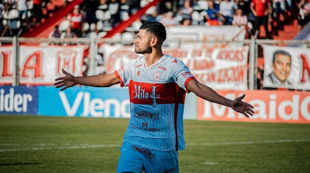 Deportivo Morón dio un golpe que lo llevó a la punto pero todavía no se aleja