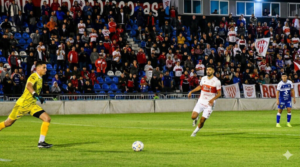 El Gallo tiene con qué pelear y un técnico de lujo. Muy rápidamente sale adelante.