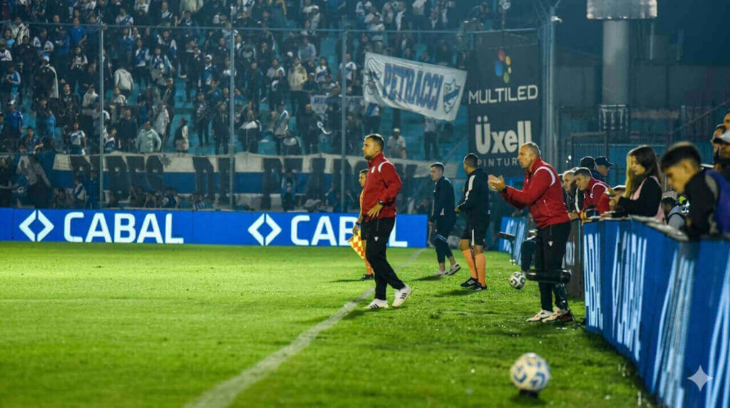 Walter Otta, todo el partido con los nervios de punta. Se ilusionó con el 1 a 1, pero finalmente Morón cayó ante Midland.