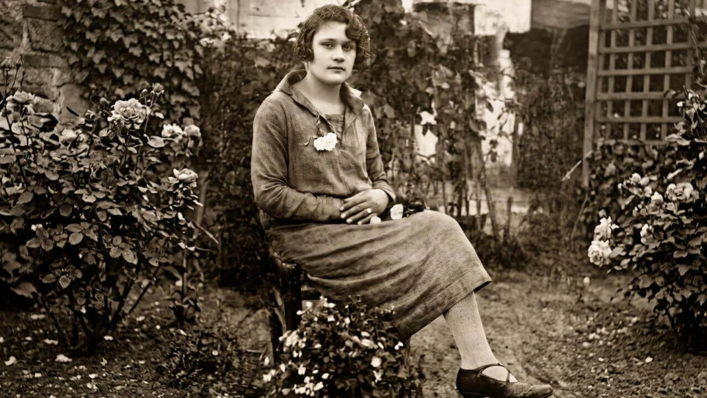 La foto original de Luisa Lallana a sus 18 años en el jardín de su casa sin saber que en meses recibiría un balazo por un matón sindical