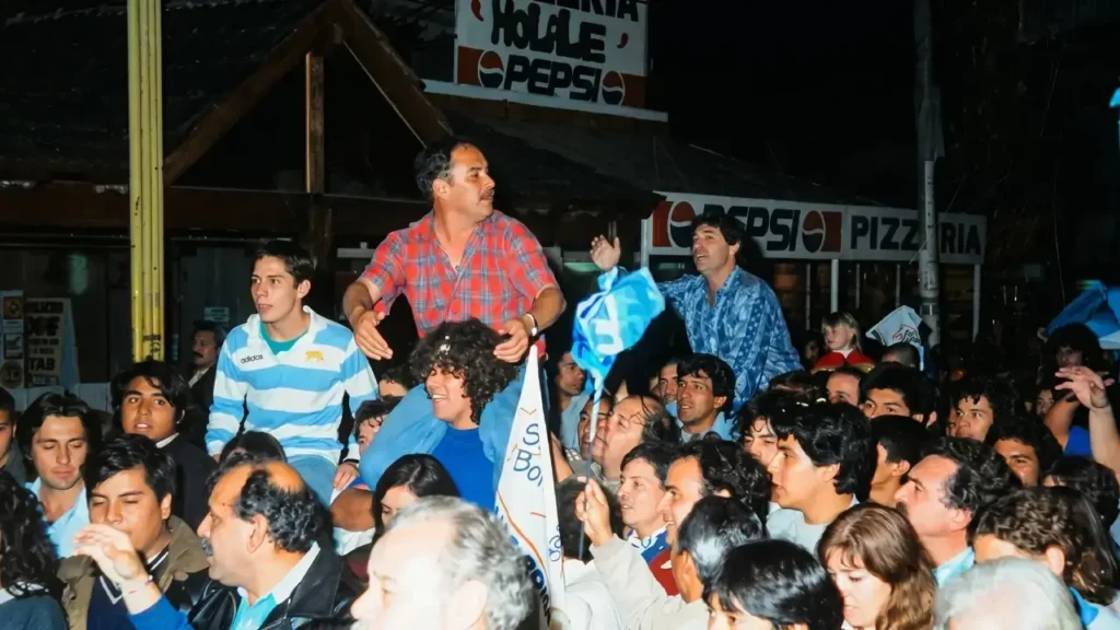 Primer Triunfo. 1999. Los adherentes, militantes y simpatizantes lo llevan en andas por el recién creado municiipio de Ituzaingó. Toda una hazaña.