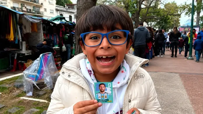 Tiene 8 años y se convirtió en el primer chico de la Provincia de Buenos Aires en completar el álbum de figuritas del Mundial 2026