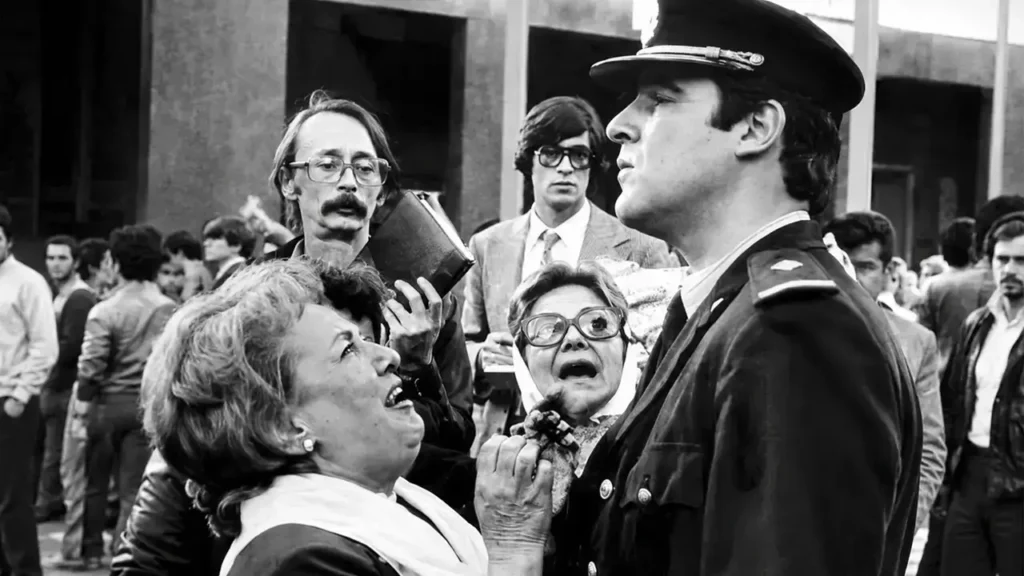 Carlos Enrique Gallone era un represor que en Plaza de Mayo se abrazó a una madre. Intentaron hacer pasar la foto como un agente policial con sensibilidad. Pero en realidad se trató de una discusión.