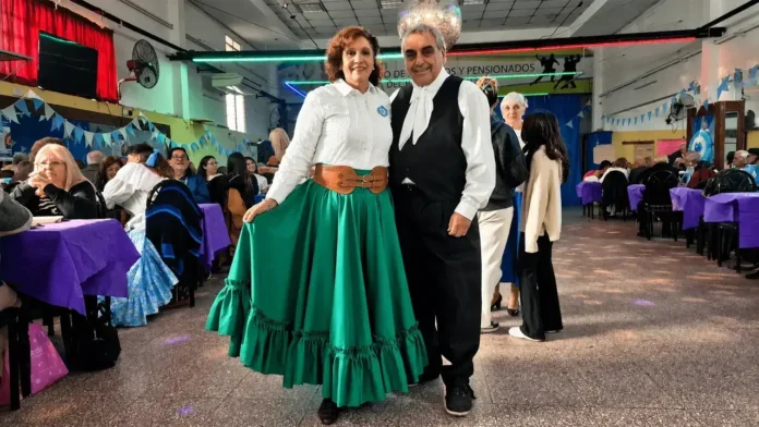 Héctor Toto Albarracín junto a su esposa antes de abrir los festejos por el 25 de Mayo en el Centro de Jubilados de Castelar