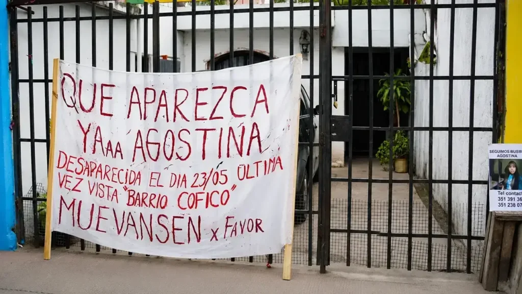 En la puerta de la casa de la familia de Agostina, un cartel pidiendo que aparezaca