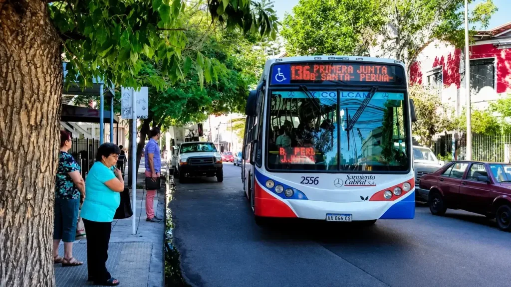 Colectivos Morón a Capital. El 136 común que para en todas las paradas.