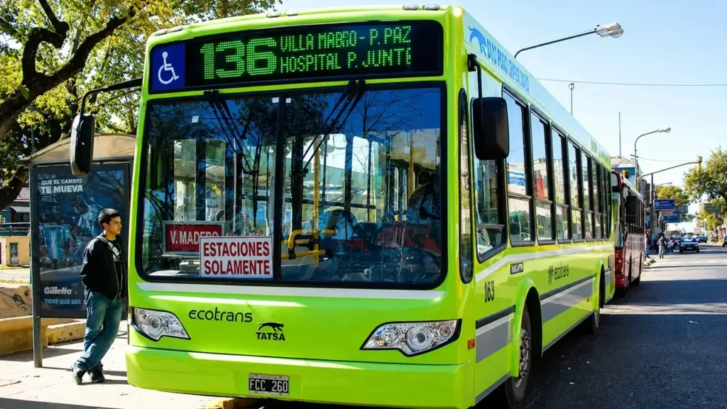 Colectivos Morón a Capital. El 136 rápido se pintó de verde.