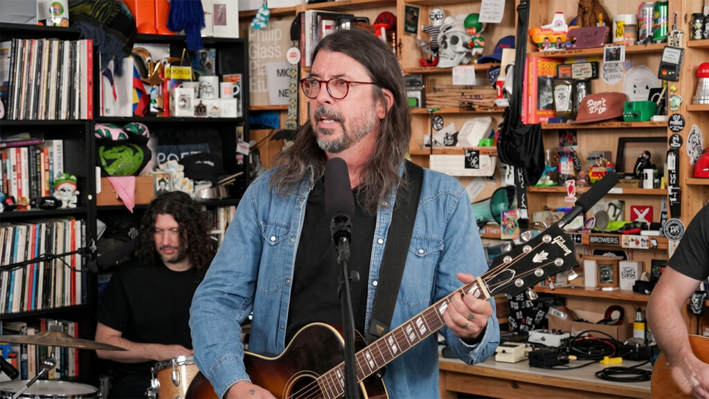 Dave Grohl principal figura de Foo Fighters hizo por primera vez un Tiny Desk y aprovecharon para presentar su nuevo disco Your Favorite Toy. Y se encontraron un banderín de Deportivo Morón. Ups.