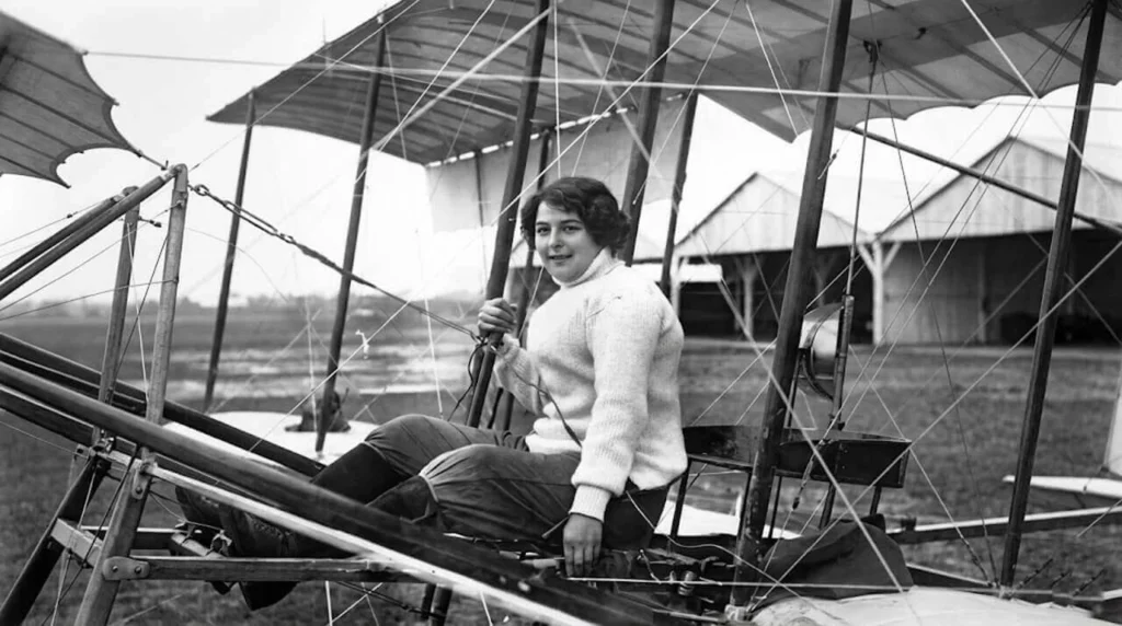 Amalia Figueredo posa sobre su avión antes de carretear por las pistas de Villa Lugano