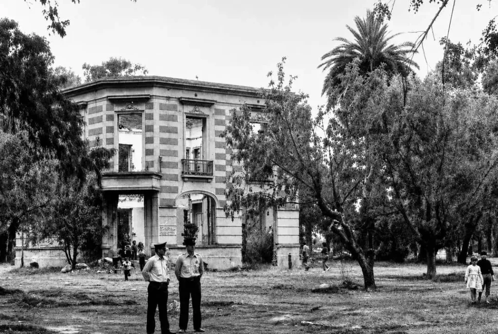 Cuando empezó la apertura democrática la casa estaba en tal mal estado que organismos de Derechos Humanos coincidieron en tirarla abajo.