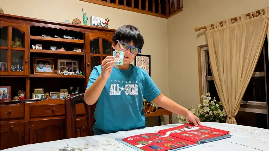 Tiene 8 años y en quince días llenó el álbum de figuritas Panini del Mundial 2026