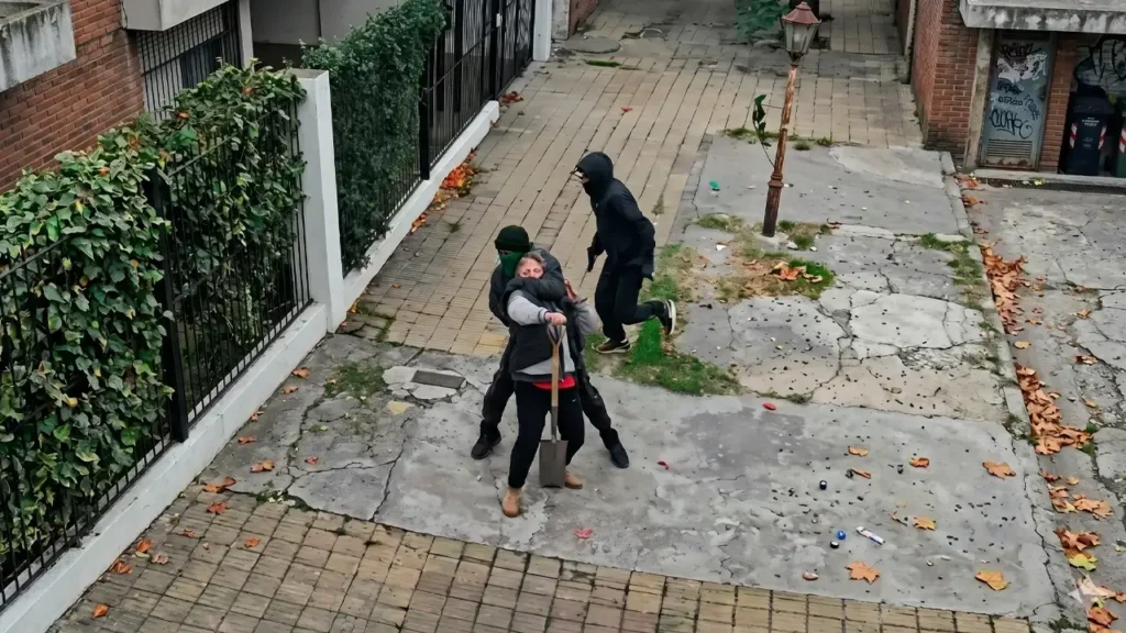 Una mujer adulta forcejeando en la vereda  luego de ser sorprendida por encapuchados. De la Policía Municipal al Municipio bajo fuego. 