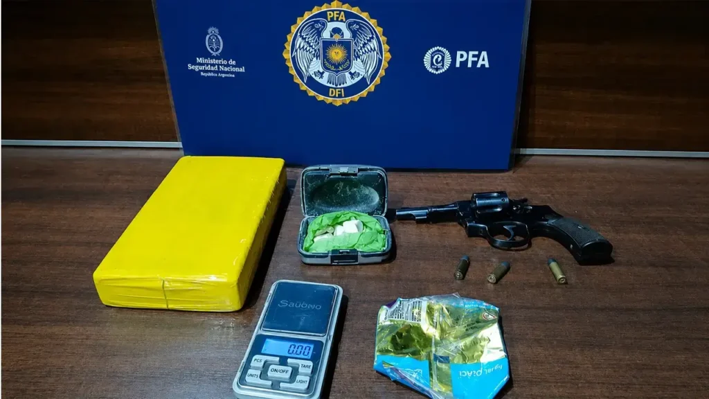 En una de las viviendas encontraron armas que obviamente no están registradas