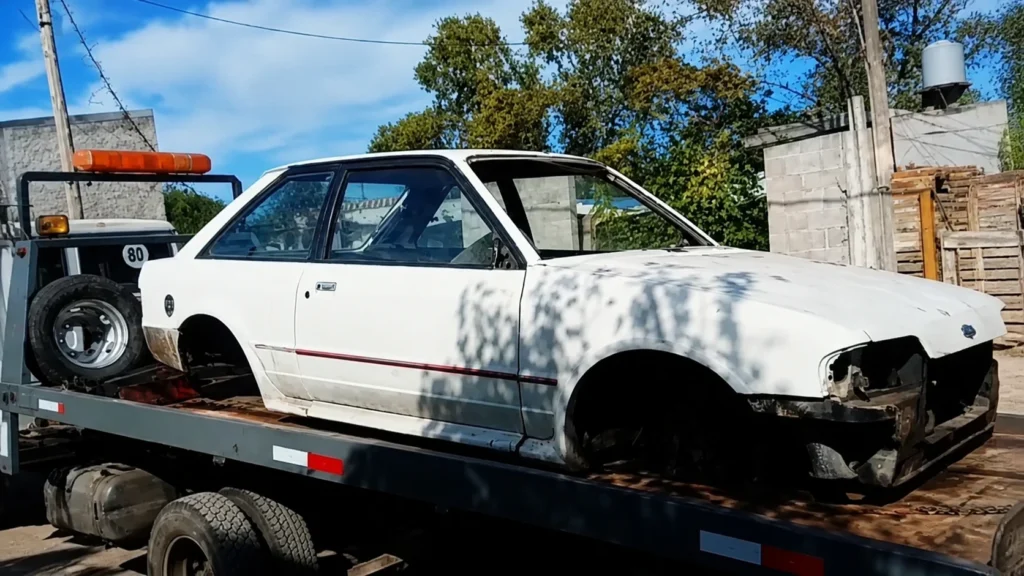 El operativo policial en Morón comenzó con la captura de este Ford Scort. Autos de baja gama. Los delincuentes querían pasar desapercibidos. Pero el cuento les salió al revés.