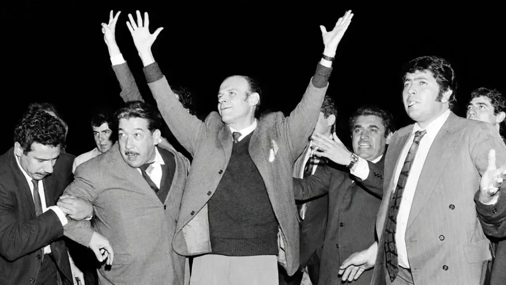 Siempre con su saco gris, el mismo saco, limpío, planchado, sin lujos, sin guardaespaldas, libre por las calles de Córdoba