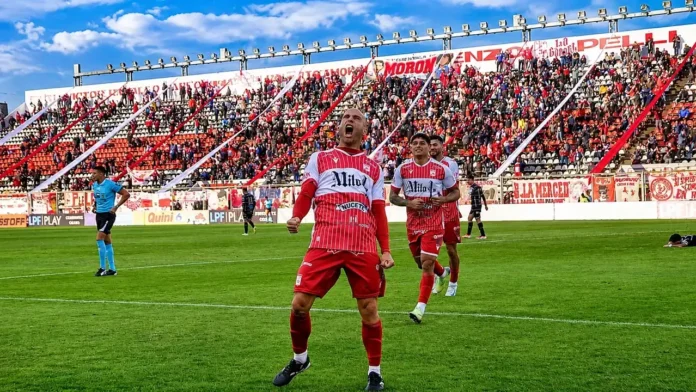 Le hacía falta a Morón sumar tres pontos y ganar de visitante. Y lo logró.