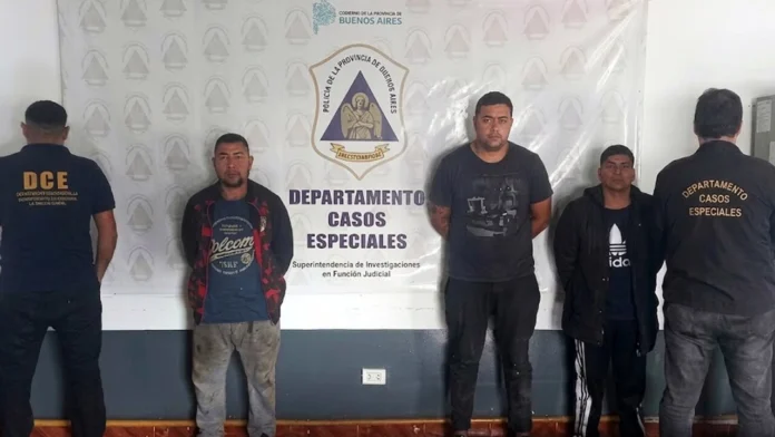 Vendían autos robados por Marketplace: 4 detenidos en Morón. Los tres hombres fueron detenidos en el lugar que habían coordinado para la supuesta transacción.