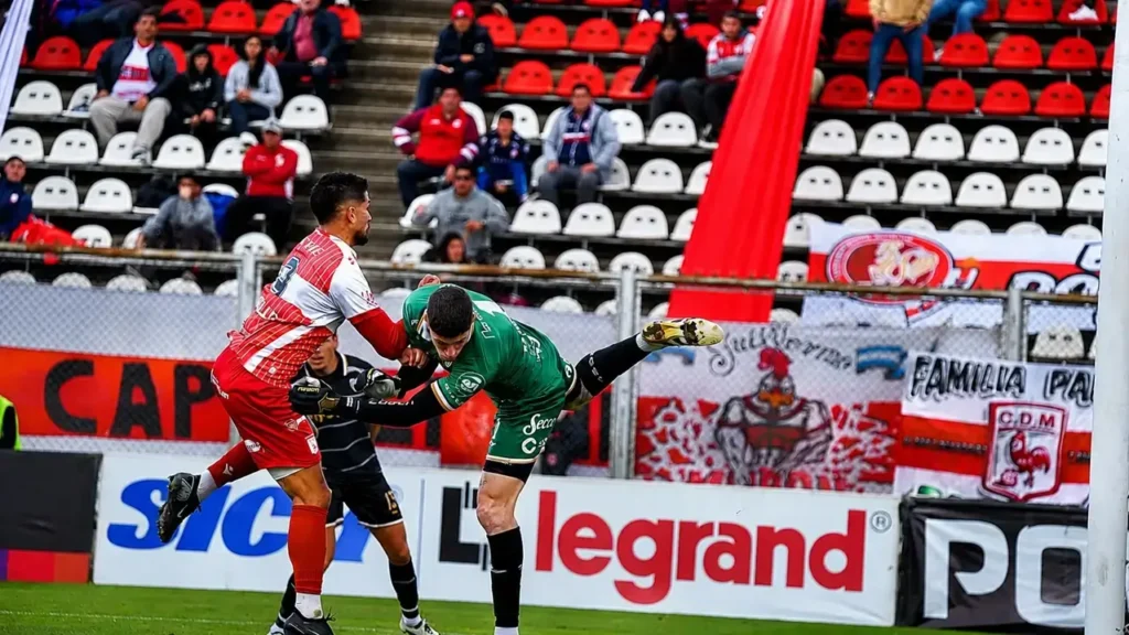 Incluso con forcejos en el área la pelota llegó a tocar la red