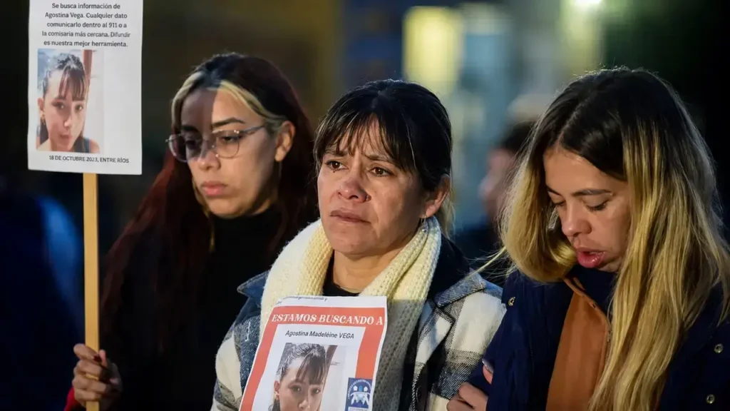 La madre en una de las tantas marchas. Quedó cuestionada y en el centro de las miradas. Fue su amigo o pareja el que se la llevó a la nena y jamás volvió.