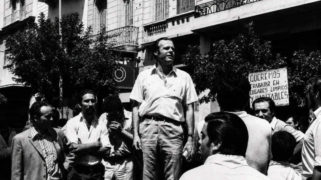 Rodeado de gente de la calle, trabajadores, gente común, Tosco el trabajador le hablaba al pueblo como un hombre del pueblo. De igual a igual.