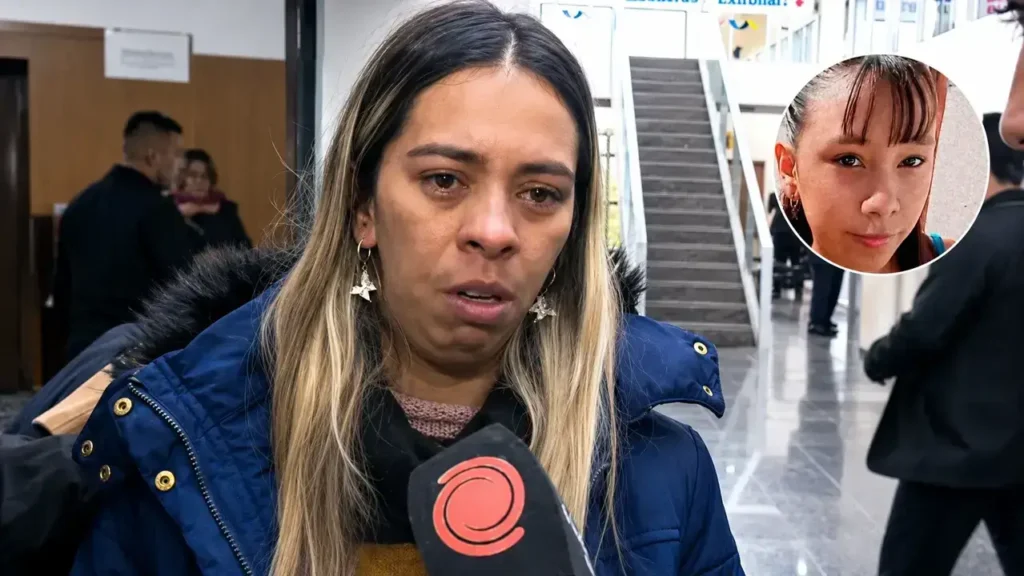 La madre frente a los medios haciendo campaña para que encuentren a su hija. Con el paso de los días y los audios con el acusado fue perdiendo credibilidad.