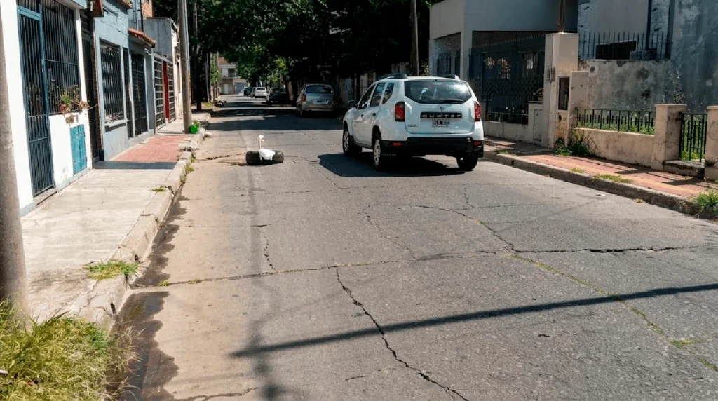 A la izquierda puede verse como en Morón los vecinos tapan baches rellenando con escombros y dejando señalizaciones improvisadas 