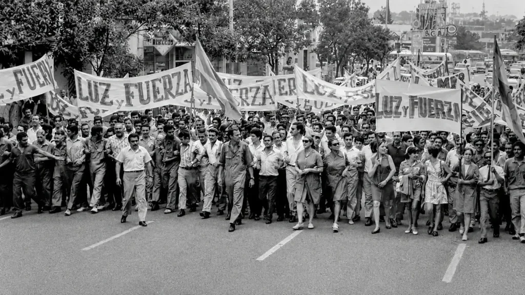 Una plano abierto de la columna de Luz y Fuerza el primer día del Cordobazo. Increíble la cantidad de gente que movía Tosco por voluntad propia. Era creíble a tal punto que a la mañana trabajaba y a la tarde atendía en el sindicato.