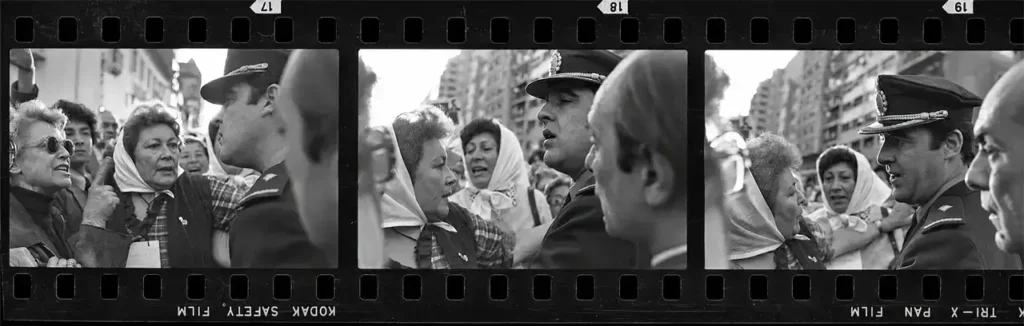 Otro tramo del rollo que contenía la histórica imagen dónde se ve al represor rodeados por Madres de Plaza de Mayo. La foto fue tomada en 1982.