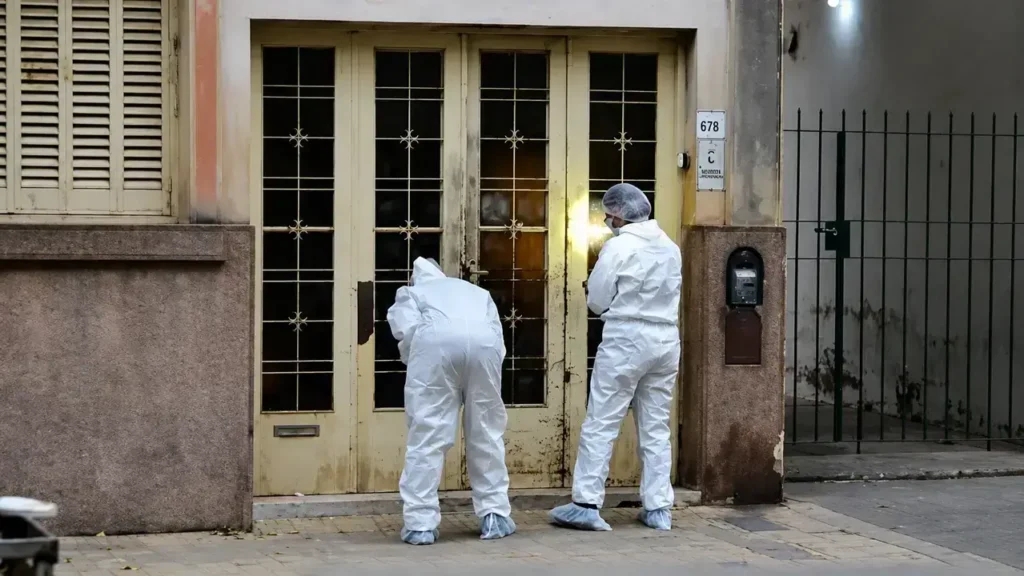 La Policía científica en la casa del acusado buscando rastros. Qué pasó? Por qué tardaron?