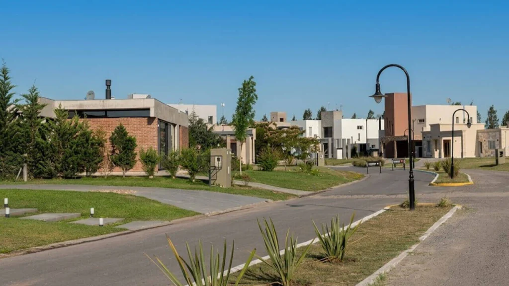 Adorni y sus propiedades, el cuento de nunca acabar, mientras que el déficit habitacional en Argentina es altísimo. Venían a combatir la casta y terminó remodelando su casa por USD 245.000 en efectivo.