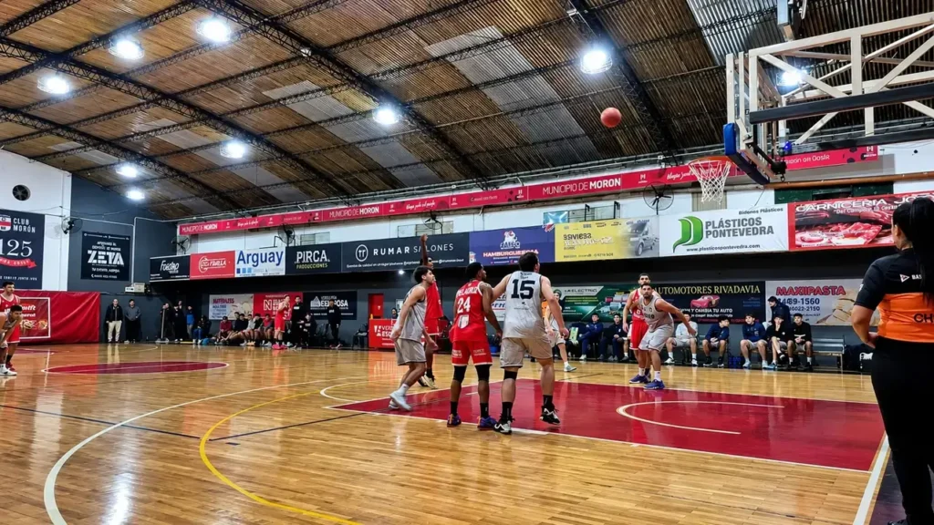 Mata Varela es el principal reboteador de todo el torneo. Comenzó este año en el Club Morón en una buena jugada de los manageres Licha Raffioni y Ariel Huerta.