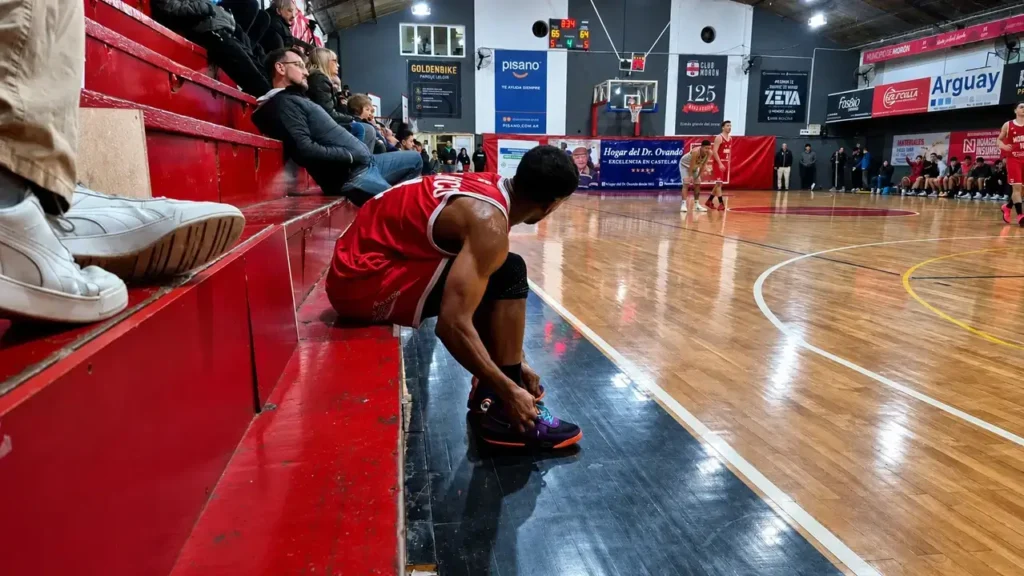 Urgente zapatillas con velcro para Papote que estuvo 12 minutos atándose los cordones. O que vaya a Gimnasia Artística del Club Morón que hay Mica le enseña a los chicos como hacerlo más rápido.