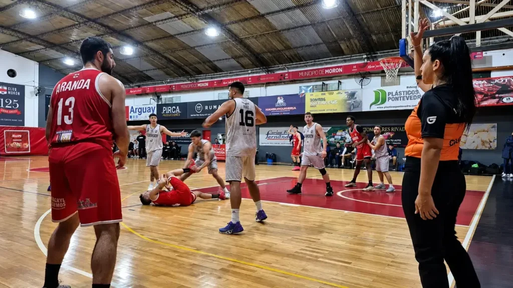 En el Club Morón siempre hay show. Acá el de Agustín Babasso que se tira como si le hubieran cortado la pierna. A los 40 segundos parecía el Correcaminos.