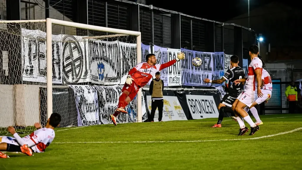 Salvá ui Otta. La atajada para la foto es buenísima. Lástima que la pelota entró y Deportivo Morón perdió la punta.
