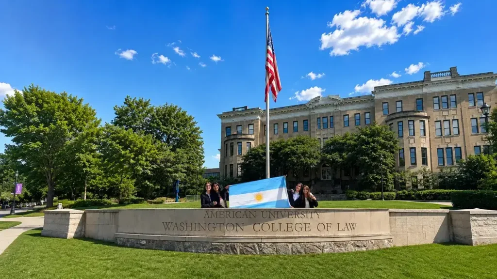 UBA: Atravidas y embaladas la bandera argentina flameó en Washington