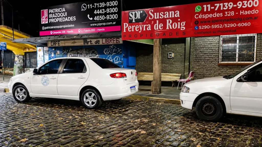 La parada de Taxis de Haedo Norte. El joven estacionó sobre la zona reservada y los taxistas de Haedo Norte de inmediato lo patotearon.  