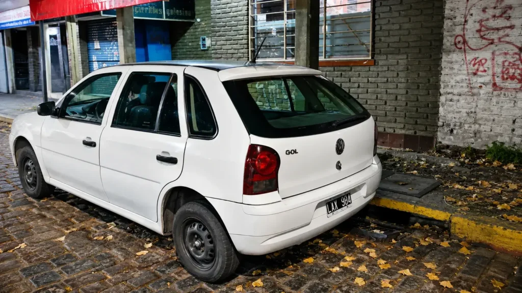 Otro de los autos desde donde descendió uno de los taxistas de Haedo que patoteó al joven padre 