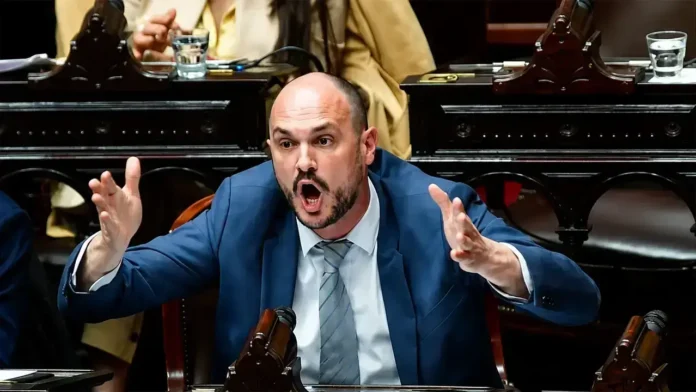 El diputado nacional de La Libertad Avanza, Santiago Santurio era Profesor Univeristario, prestaba servicios para UBER, asumió como diputado y en meses se compró una casa en un barrio cerrado de 300 mil dólares