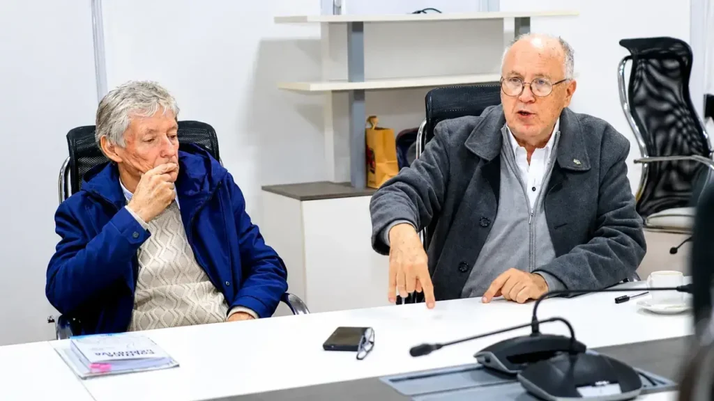 Hugo Sager y Raúl Bittel, los autores del libro y dos luchadores del deporte federal
