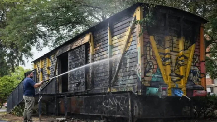 Horror en Castelar: El Vagón Cultura subió vandalismo, sirvió de vivienda, fue incendiado, es centro de distribución de productos ilegales, y ahora escondite para abusadores